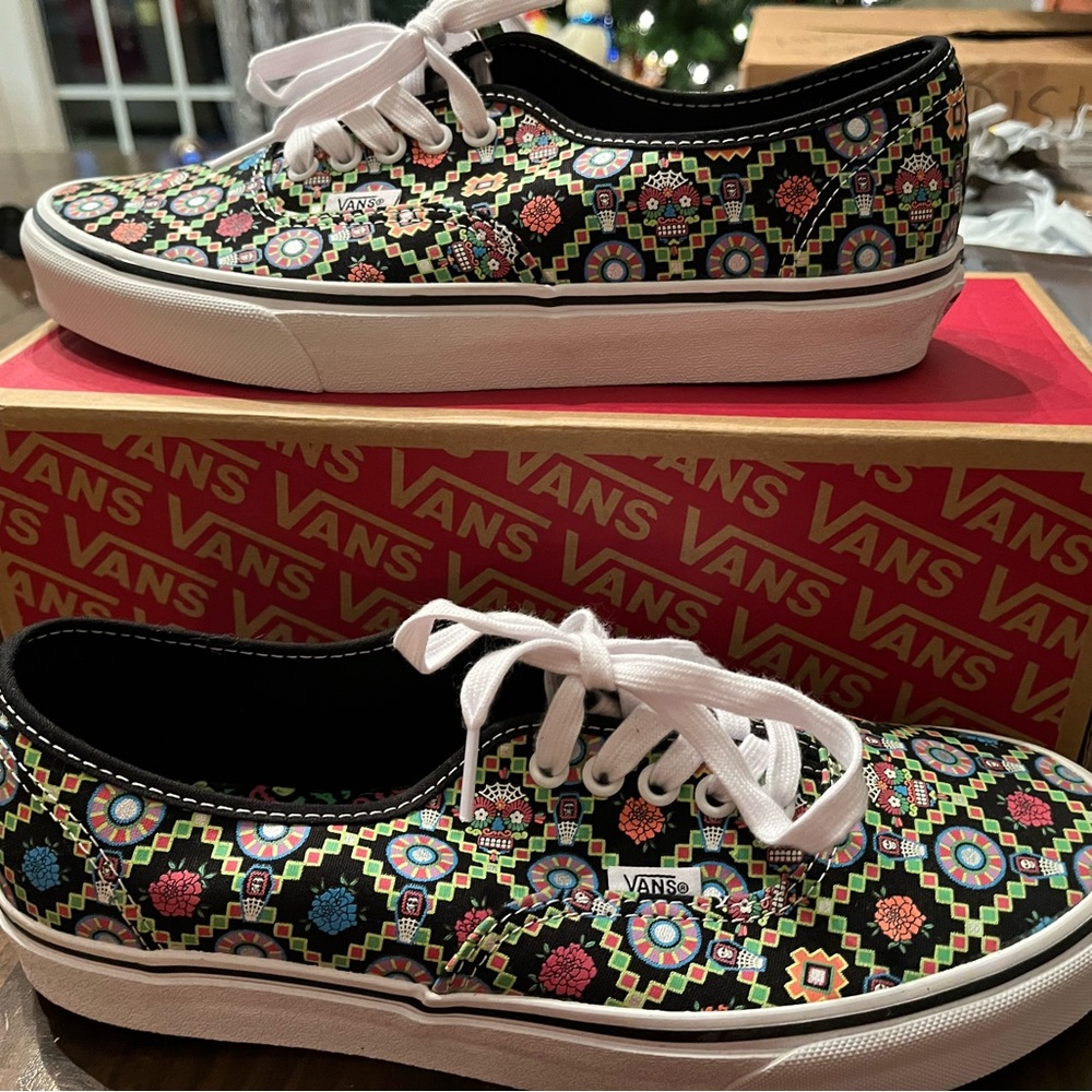 New Vans Dia de las Muertos lace up shoes women 11, men 9.5 glow-in-the-dark